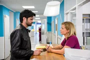 Dr. Marco Behring (Maximilian Grill) und Lizzy Riedm&uuml;ller (Theresa Underberg).