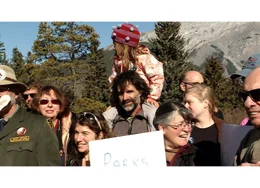Der B&auml;renmann Reno Sommerhalders Leben unter B&auml;ren Reno Sommerhalder mit Tochter Ara an einer Demonstration f&uuml;r den Nationalpark von Banff: Das &uuml;berbordende Gesch&auml;ft mit den Touristen droht den &auml;ltesten Nationalpark von Kanada zu besch&auml;digen.
