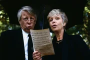 Trotz Regen haben sich auch Eberhard und Hannelore Wichert (Stefan Orlac / Maria Sebaldt) zur Trauerfeier eines Chormitglieds der Liedertafel "Harmonie e.V." eingefunden und singen ihm sein Lieblingslied. Trotz Regen haben sich auch Eberhard und Hannelore Wichert (Stefan Orlac / Maria Sebaldt) zur Trauerfeier eines Chormitglieds der Liedertafel "Harmonie e.V." eingefunden und singen ihm sein Lieblingslied.