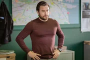 Charlie Wild (Kevin J. Ryan) kann es nicht fassen, dass seine Mutter Harry wieder auf eigene Faust auf M&ouml;rderjagd geht und seinen Job macht.