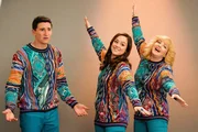 "Die Goldbergs", "Festtagsfotokarten." Weihnachten naht mit Riesenschritten, doch die Goldbergs haben noch immer kein Familienfoto f&uuml;r ihre Festtagsgru&szlig;karte. Beverly m&ouml;chte ihre Bekannten mit ihrer Karte unbedingt &uuml;bertrumpfen. Dem Rest der Familie scheint die Sache aber relativ egal zu sein. Nur Geoff zeigt Interesse. Er w&uuml;rde gern mit aufs Bild kommen. Doch sein Wunsch entfacht bei Erica wenig Begeisterung. Unterdessen wird Barry von seinen Mitbewohnern wegen seines asozialen Verhaltens kurzerhand vor die T&uuml;r gesetzt.
