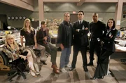 (2. Staffel) - Gemeinsam bringen sie jeden Serientäter zur Strecke: (v.l.n.r.) Penelope Garcia (Kirsten Vangsness), Jennifer 'JJ' Jareau (AJ Cook), Special Agent Dr. Spencer Reid (Matthew Gray Gubler), Special Agent Jason Gideon (Mandy Patinkin), Special Agent Aaron Hotchner (Thomas Gibson), Special Agent Derek Morgan (Shemar Moore) und Emily Prentiss (Paget Brewster) ... (2. Staffel) - Gemeinsam bringen sie jeden Serientäter zur Strecke: (v.l.n.r.) Penelope Garcia (Kirsten Vangsness), Jennifer 'JJ' Jareau (AJ Cook), Special Agent Dr. Spencer Reid (Matthew Gray Gubler), Special Agent Jason Gideon (Mandy Patinkin), Special Agent Aaron Hotchner (Thomas Gibson), Special Agent Derek Morgan (Shemar Moore) und Emily Prentiss (Paget Brewster) ...