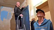 Ilse (67) und ihr Freund Daniel renovieren die Wohnung.