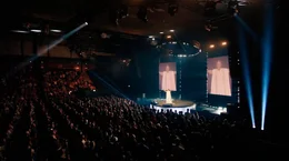 Halleluja! Carolin Kebekus sorgt mit ihrem himmlischen Comedyprogramm &bdquo;SHESUS&ldquo;, mit dem sie Arenen in Deutschland, &Ouml;sterreich und der Schweiz f&uuml;llte, f&uuml;r Frohlocken unter Comedyfans. Als Hohepriesterin des Humors liefert sie zahllose Pointen und feiert eine nicht enden wollende Zeremonie hemmungsloser Heiterkeit.