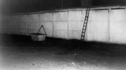 Der Mauerbau &ndash; ein Gl&uuml;cksfall f&uuml;r Erich Mielke und seinen DDR-Staatssicherheitsdienst. Schlie&szlig;lich war die Mauer Garant f&uuml;r seine Macht und zugleich sein Lebenselixier. Zehntausende von Stasi-Mitarbeitern hatten vom 13. August 1961 bis zum 9. November 1989 einen entscheidenden Auftrag: Die Mauer f&uuml;r die eigene Bev&ouml;lkerung unantastbar, un&uuml;berwindbar und unangreifbar zu machen. - MfS-Foto vom gescheiterten Fluchtversuch Michael Bittners, der erschossen und dessen Tod von der Staatssicherheit sp&auml;ter vertuscht wurde.