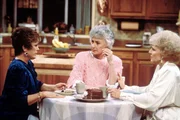 L-R: Blanche Devereaux (Rue McClanahan), Dorothy Zbornak (Bea Arthur) und Rose Nylund (Betty White)