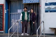 Luiz Vieira dos Santos (Thiago Braga de Oliveira) und Franzi Berger (Paula Schramm) schauen sich am Arbeitsplatz des Opfers um, dem Fischrestaurant "Fischke".