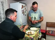 Kochen rumänische Fleischklösse: Michael Haymoz und Mircea Mathis Kochen rumänische Fleischklösse: Michael Haymoz und Mircea Mathis