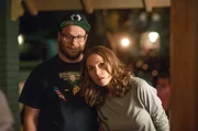 Zun&auml;chst versuchen Kelly (Rose Byrne) und Mac (Seth Rogen) den neuen Nachbarn friedlich bei zu biegen, dass die junge Familie ihre Nachtruhe ben&ouml;tigt.