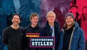 Die Kurzstrecke mit den Sportfreunden Stiller weckt bei uns einen spontanen Urinstinkt. Das liegt aber nicht am Geruch, sondern an den Erinnerungen, die wir mit den Songs verbinden. Die Welt zu Gast bei Freunden, die Mannschaft am Brandenburger Tor, Stau auf der A4: Die Sportis waren da und wir haben mitgesungen. Und Pierre M. Krause war auch dabei. Zusammen blicken sie zurück und nach vorn, teilweise auch nach links und nach rechts (beim Straßenüberqueren zum Beispiel). Die Kurzstrecke mit den Sportfreunden Stiller weckt bei uns einen spontanen Urinstinkt. Das liegt aber nicht am Geruch, sondern an den Erinnerungen, die wir mit den Songs verbinden. Die Welt zu Gast bei Freunden, die Mannschaft am Brandenburger Tor, Stau auf der A4: Die Sportis waren da und wir haben mitgesungen. Und Pierre M. Krause war auch dabei. Zusammen blicken sie zurück und nach vorn, teilweise auch nach links und nach rechts (beim Straßenüberqueren zum Beispiel).