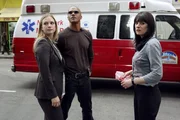 Werden nach New York gerufen, um dort einen T&auml;ter zu stellen, der am helllichten Tag zahlreiche Menschen erschie&szlig;t. Dort geraten sie selbst ins Schussfeuer: Emily Prentiss (Paget Brewster, r.), Derek Morgan (Shemar Moore, M.) und JJ (AJ Cook, l.) ...