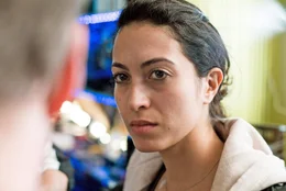 Taxifahrerin Aliya (Sabrina Amali) ist selbstbewusst und mutig.