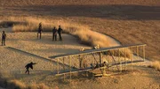 In Kitty Hawk, North Carolina, gelingt 1903 der erste Motorflug der Welt. Heute erinnert eine Skulptur an diesen Meilenstein der Luftfahrt.