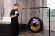 Jury-Mitglied Johannes schl&auml;gt den Gong f&uuml;r die n&auml;chste Runde.