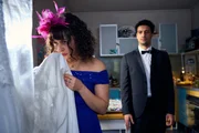 Jackie (Nagmeh Alaei, l.) &uuml;berlegt, wie sie einen Fleck von Svenjas Brautkleid entfernen kann, den Yannik (Rojan Juan Barani, r.) verursacht hat.
