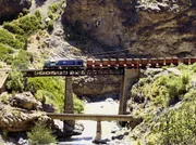 Ein Kupferzug &uuml;berquert den Rio Blanco.