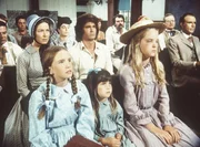 Mary (Melissa Sue Anderson, vorne r.) hat von Bubba ein Veilchen verpasst bekommen. Nun sitzt sie mit ihrer Familie in der Kirche.