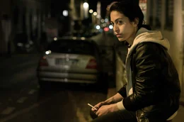 Die Taxifahrerin Aliya (Sabrina Amali) hat Mut.