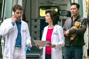 Philipp Brentano (Thomas Koch, rechts) bekommt mit, wie gro&szlig; der Personalnotstand im JTK ist, als Prof. Patzelt (Marijam Agischewa, Mitte) Niklas' (Roy Peter Link, links) Hilfe anfragt - dieser aber dringend in der Notaufnahme gebraucht wird.