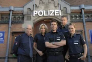 NELLA FOTO, DA SINISTRA: PEER J&Auml;GER (MARTIN BERGER), SANNA ENGLUND (MELANIE HANSEN), THOMAS SCHARFF (NILS MEERMANN), FRANK VOCKROTH (BOJE THOMFORDE), RHEA HARDER (FRANZI JUNG)