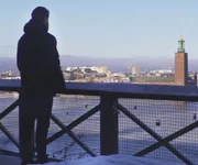 Protagonist Mircea Budulean ist in Rum&auml;nien aufgewachsen und lebt seit einigen Jahren in Schweden. Er arbeitet bei Crossroads, einer Anlaufstelle f&uuml;r Einwanderer, die zur Stockholmer Stadtmission geh&ouml;rt. Mircea setzt sich daf&uuml;r ein, Obdachlose von der Stra&szlig;e zu holen, ihnen eine neue Perspektive zu er&ouml;ffnen.