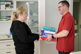 Anja L. und Dr. Per-Hendrik Lange: Die B&uuml;cher wiegen elf Kilogramm, so viel wie die ehemalige Bauchfettsch&uuml;rze von Anja, die wegoperiert wurde.