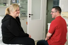 Anja L. mit Dr. Per-Hendrik Lange bei der Nachkontrolle nach einer Magenbypass-OP im Adipositas Zentrum im Helios Hanseklinikum Stralsund.