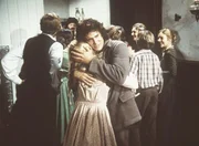 Mary (Melissa Sue Anderson, vorne l.) und Charles (Michael Landon, vorne r.) freuen sich mit den anderen Eltern über die gelungene Rettungsaktion. Mary (Melissa Sue Anderson, vorne l.) und Charles (Michael Landon, vorne r.) freuen sich mit den anderen Eltern über die gelungene Rettungsaktion.
