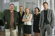 Die Rosenheim-Cops Korbinian Hofer (Joseph Hannesschl&auml;ger, l.), Sven Hansen (Igor Jeftic, r.), Michi Mohr (Max M&uuml;ller, 2.v.l.) und ihre Kolleginnen Patricia Ortmann (Diana Staehly, 3.v.l.) und  Miriam Stockl (Marisa Burger, 2.v.r.).