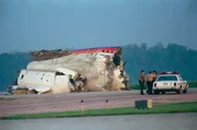 Nach einer Triebwerksexplosion des United Airlines Flug UA232 gelang es den Piloten des Fluges die Maschine mit nur zwei Triebwerken und ohne intaktes Steuerungssystem notzulanden. (Foto: 19.07.1989, Sioux City Gateway Airport)