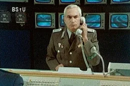Der Mauerbau &ndash; ein Gl&uuml;cksfall f&uuml;r Erich Mielke und seinen DDR-Staatssicherheitsdienst. Schlie&szlig;lich war die Mauer Garant f&uuml;r seine Macht und zugleich sein Lebenselixier. Zehntausende von Stasi-Mitarbeitern hatten vom 13. August 1961 bis zum 9. November 1989 einen entscheidenden Auftrag: Die Mauer f&uuml;r die eigene Bev&ouml;lkerung unantastbar, un&uuml;berwindbar und unangreifbar zu machen. - Die Mitarbeiter der Staatssicherheit kontrollierten alle DDR-Grenz&uuml;berg&auml;nge.