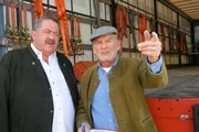 Kommissar Hofer (Joseph Hannesschl&auml;ger, l.) ahnt, dass Seniorchef Rubenbauer (Claus Dieter Clausnitzer, r.) nur die halbe Wahrheit sagt.