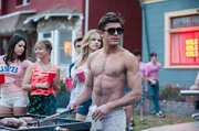 Guck mal, wer da grillt: Teddy (Zac Efron, r.) l&auml;sst vor den Nachbarn seine Muskeln spielen, Freundin Brooke (Halston Sage, M.) schaut zu.
