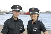 Melanie (Sanna Englund) und Nils (Thomas Scharff) laufen Streife am Strand.