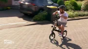 Das "Kwiggle Bike" soll trotz seiner geringen Gr&ouml;&szlig;e bis zu 25 km/h schnell fahren k&ouml;nnen. Mathias Mester testes das Klappfahrrad.