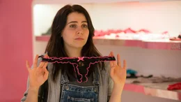 Bianca (Mae Whitman) hat erfahren, dass allein ihr nur eine DUFF (Designated Ugly Fat Friend) sehen..