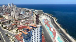 Eine der ber&uuml;hmtesten Promenaden der Welt: Der Malec&oacute;n in Havanna wird jeden Abend zum Laufsteg der Einheimischen, auch wenn die Wellen h&auml;ufig &uuml;ber die Mauer schlagen.