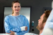 Raik bedankt sich bei Eva für ihren lebensrettenden Einsatz nach seinem Sturz. Raik bedankt sich bei Eva für ihren lebensrettenden Einsatz nach seinem Sturz.