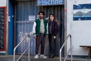 Luiz Vieira dos Santos (Thiago Braga de Oliveira) und Franzi Berger (Paula Schramm) schauen sich am Arbeitsplatz des Opfers um, dem Fischrestaurant "Fischke".