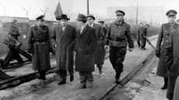 Der Mauerbau &ndash; ein Gl&uuml;cksfall f&uuml;r Erich Mielke und seinen DDR-Staatssicherheitsdienst. Schlie&szlig;lich war die Mauer Garant f&uuml;r seine Macht und zugleich sein Lebenselixier. Zehntausende von Stasi-Mitarbeitern hatten vom 13. August 1961 bis zum 9. November 1989 einen entscheidenden Auftrag: Die Mauer f&uuml;r die eigene Bev&ouml;lkerung unantastbar, un&uuml;berwindbar und unangreifbar zu machen. - Erich Mielke und Erich Honecker beim Begutachten der Mauer kurz nach ihrem Bau.