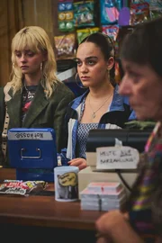 Luna (Maja Bons, l.), Aylin (G&uuml;lseren Erkut, M.) und Marianne (Eva Wei&szlig;enborn, r.) hoffen, dass sie den Sp&auml;ti mit dem gesammelten Geld retten k&ouml;nnen.