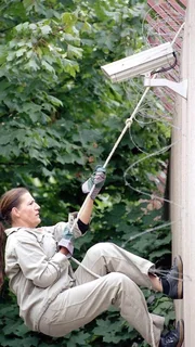 Kaum wieder in Reutlitz, versucht Walter (Katy Karrenbauer) wieder zu fl&uuml;chten: Ihr Bruder hat ihr beim Hofgang ein Seil &uuml;ber die Mauer geworfen und Walter versucht zu entkommen...