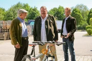 Eine Mountainbikespur, die am Tatort gefunden wird, f&uuml;hrt Kommissar Hofer (Joseph Hannesschl&auml;ger, M.) in die Spedition von Horst (Claus Dieter Clausnitzer, l.) und Thomas Rubenbauer (Christoph von Friedl, r.).