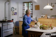 K&ouml;stliches S&uuml;dtirol Vom Norden bis ins Herz des Eisacktals Therese Gr&ouml;bl bereitet Schwarzplentene Riebler mit Preiselbeermarmelade zu.