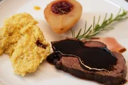 K&ouml;stliches S&uuml;dtirol Vom Ritten bis ins Unterland Wildhirschbraten mit Lagrein Sauce, Polenta und Birnen mit Preisbeerenmarmelade