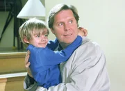 Stefan (Sigmar Solbach, re.) spielt mit seinem Sohn Marc (Denis Power).