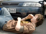 Dennis Kramer (Maximilian Giertler), der Simonis Wagen mutwillig besch&auml;digt hat, wird auf der Flucht von einem Auto angefahren.