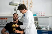 Ben (Philipp Danne, l.) muss für die Untersuchung Steffens (Dominic Boeer, l.) Team-T-Shirt zerschneiden. Ein Zeichen? Ben (Philipp Danne, l.) muss für die Untersuchung Steffens (Dominic Boeer, l.) Team-T-Shirt zerschneiden. Ein Zeichen?
