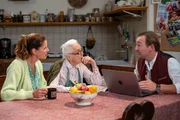 Gregor sitzt mit Annalena und Theresa in der K&uuml;che und recherchiert am Laptop nach Veras Gedichtband. Von links: Annalena (Heidrun G&auml;rtner), Theresa (Ursula Erber) und Gregor (Holger Matthias Wilhelm).