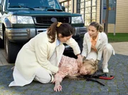 In ihrer Verzweiflung versucht Gerda Rickert sich das Leben zu nehmen. Dr. Eichhorn und Schwester Arzu finden sie vor der Sachsenklinik.